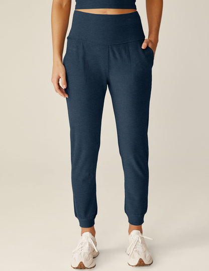 Beyond Yoga Women's Slim Fit Spacedye Midi Jogger - Nocturnal Navy