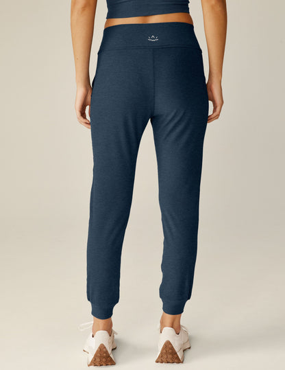Beyond Yoga Women's Slim Fit Spacedye Midi Jogger - Nocturnal Navy