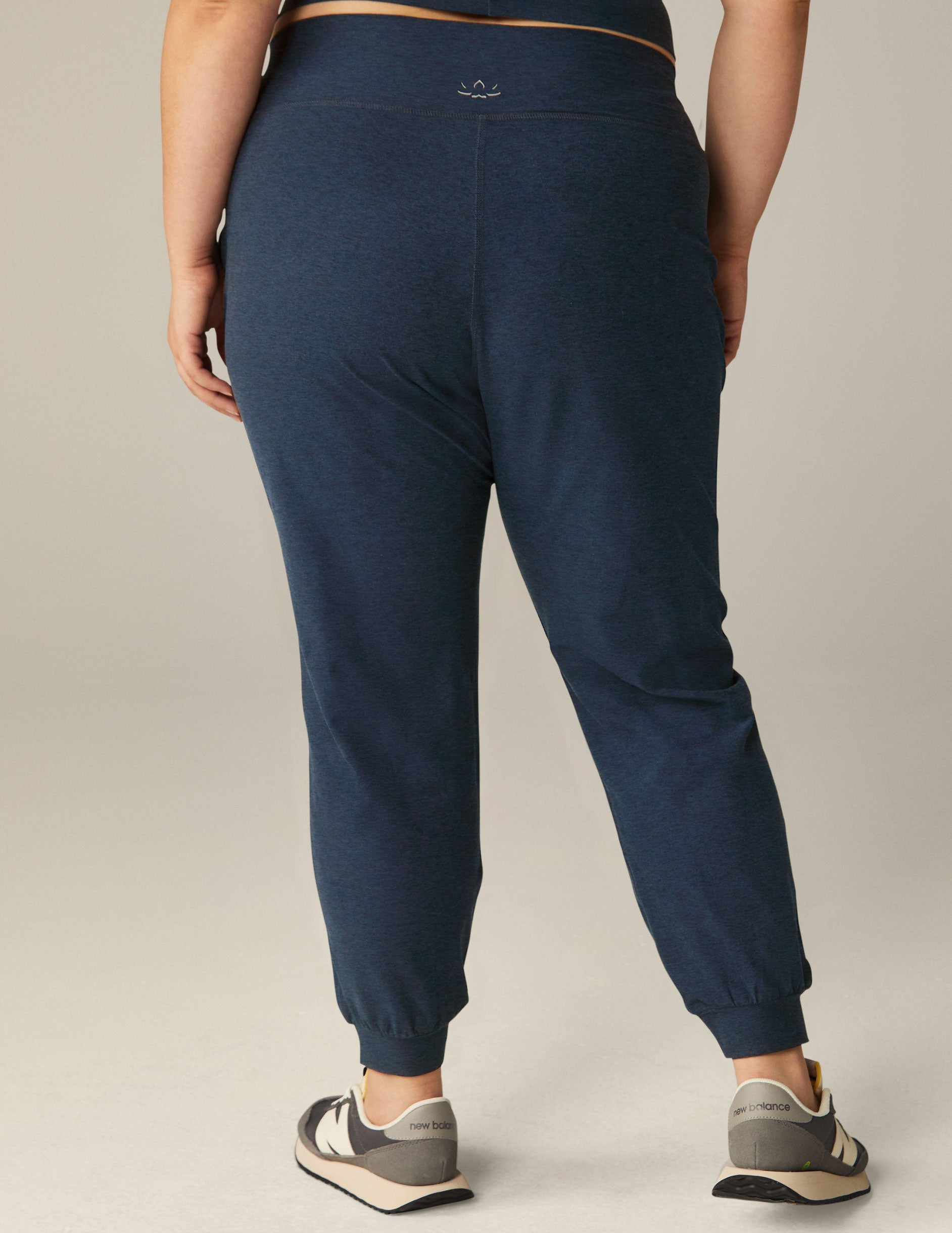 Beyond Yoga Women's Slim Fit Spacedye Midi Jogger - Nocturnal Navy
