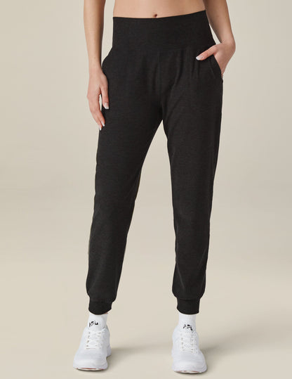 Beyond Yoga Women's Slim Fit Midi Spacedye Jogger - Darkest Night