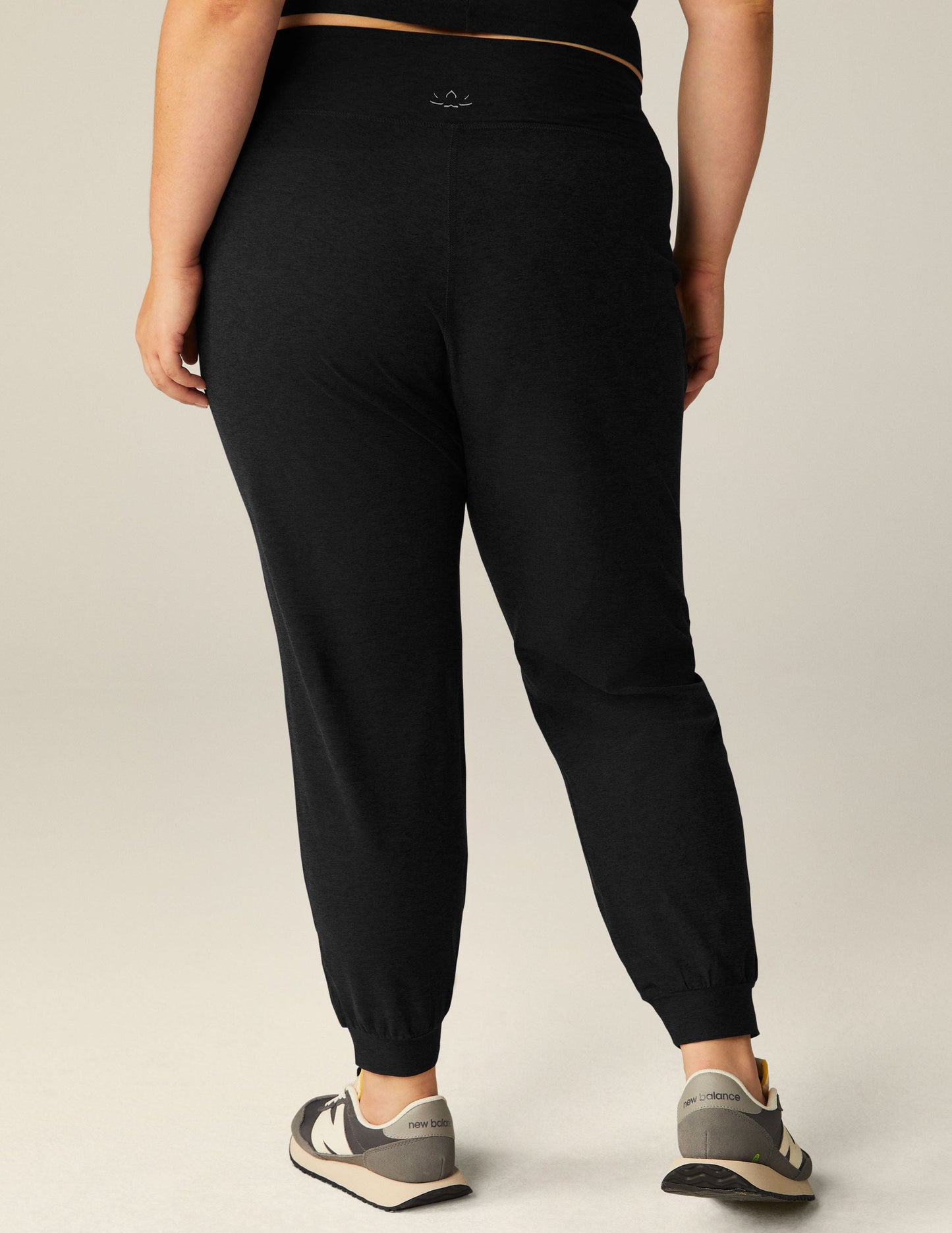 Beyond Yoga Women's Slim Fit Midi Spacedye Jogger - Darkest Night