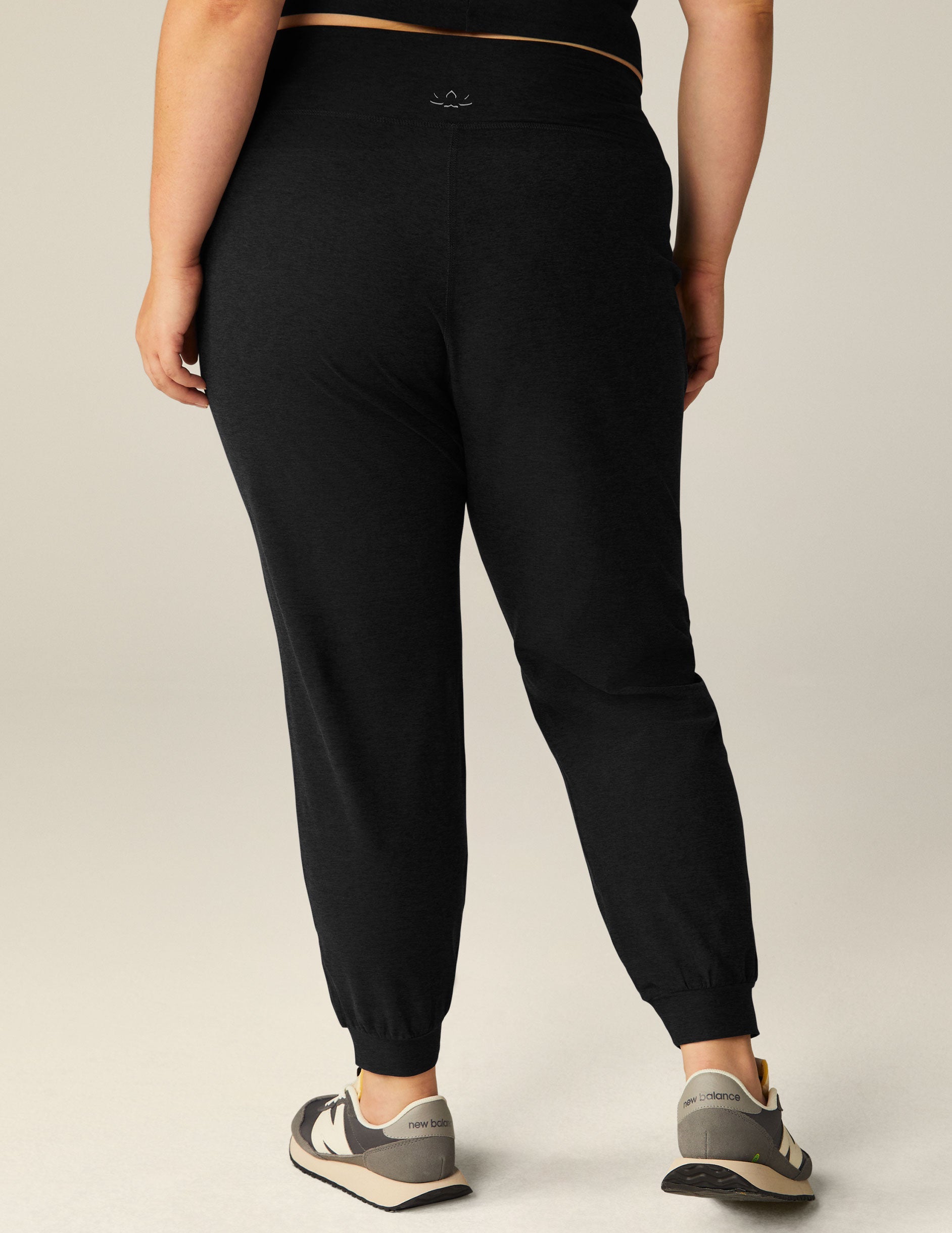 Beyond Yoga Women's Slim Fit Midi Spacedye Jogger - Darkest Night