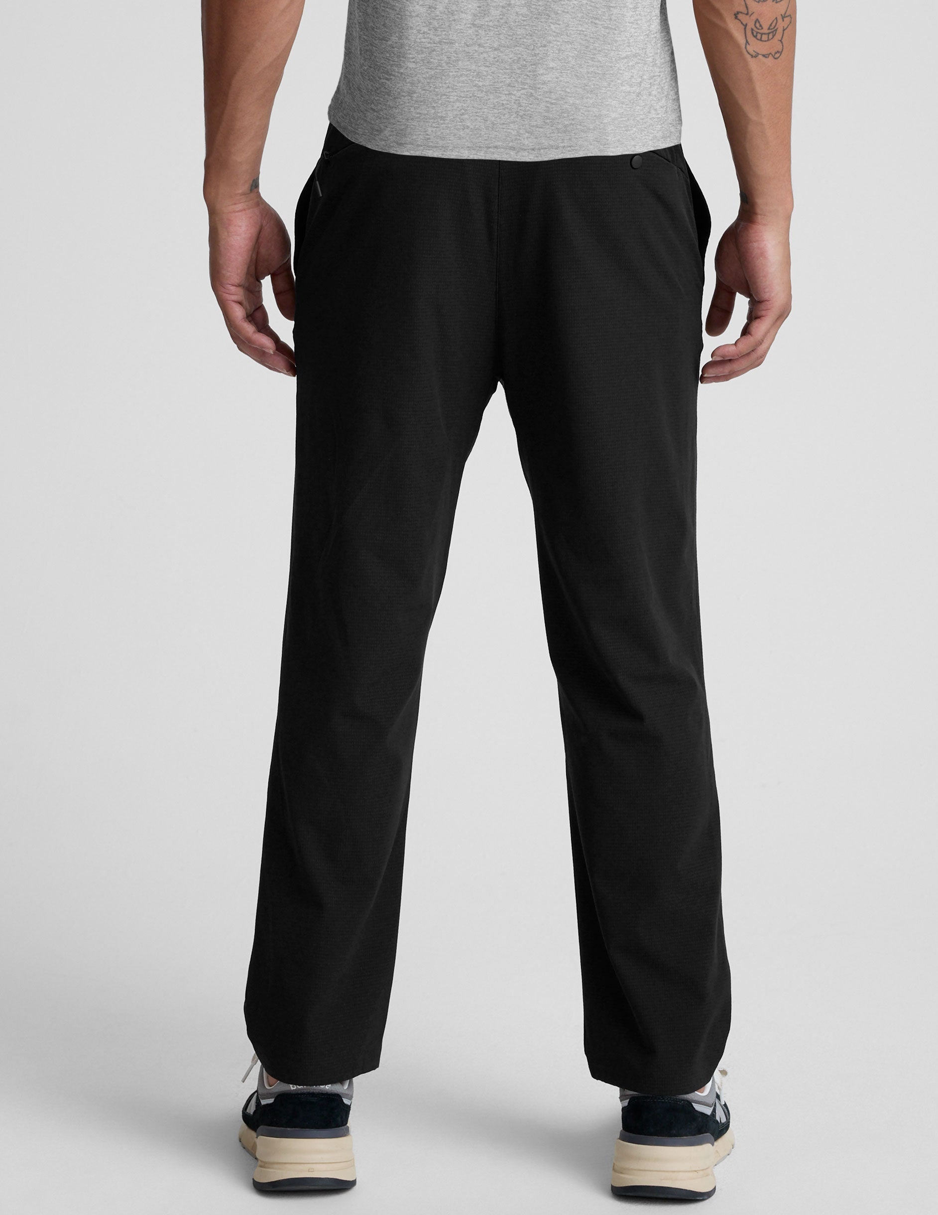 Beyond Yoga Men's Relaxed Straight Leg Dynamic Pants - Black