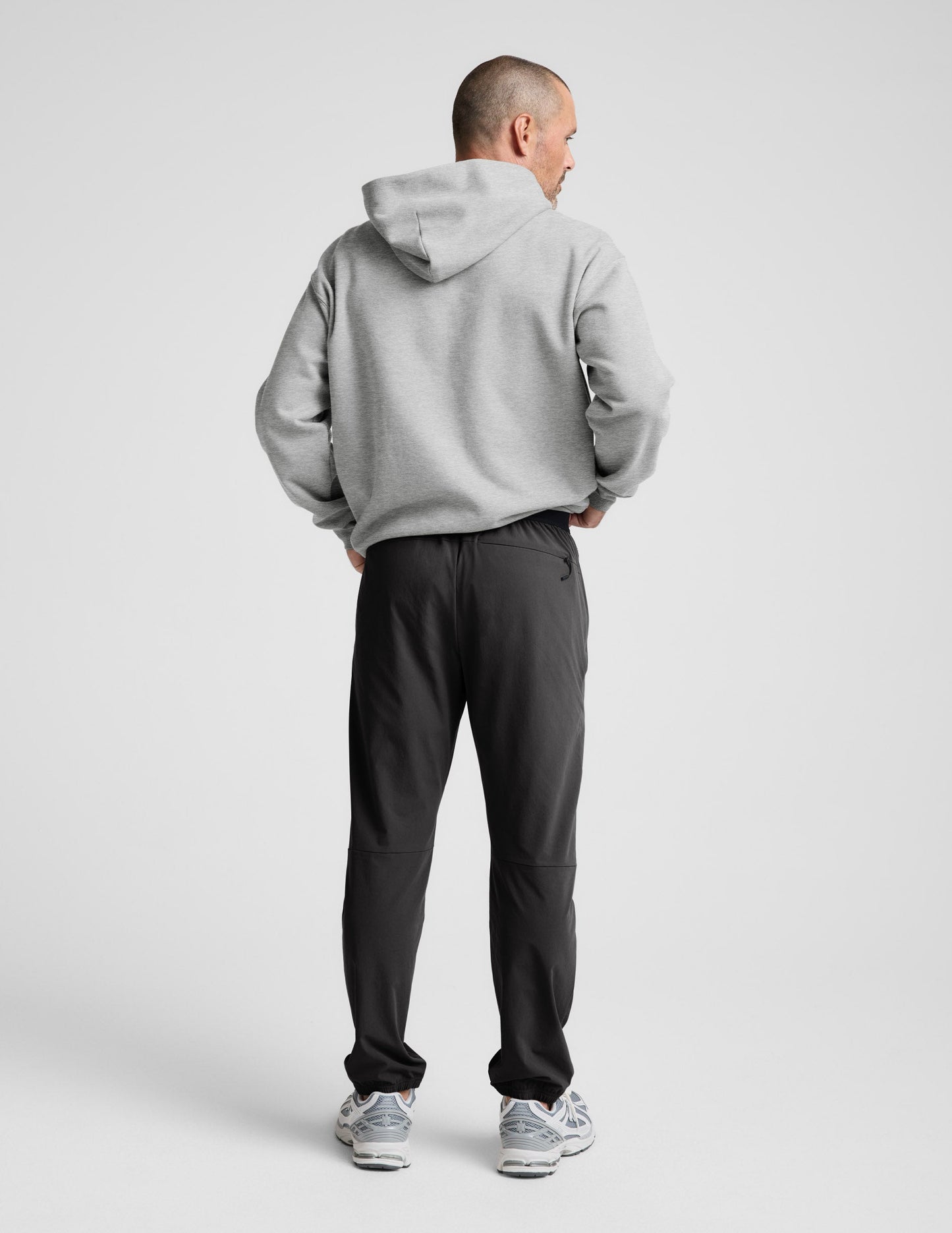 Beyond Yoga Men's Relaxed Fit On The Go Jogger Pants - Graphite