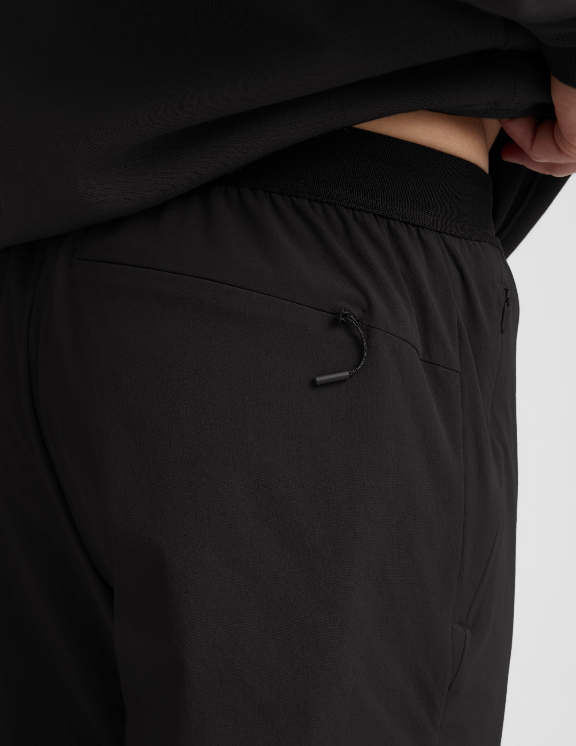 Beyond Yoga Men's Relaxed Fit On The Go Jogger - Black