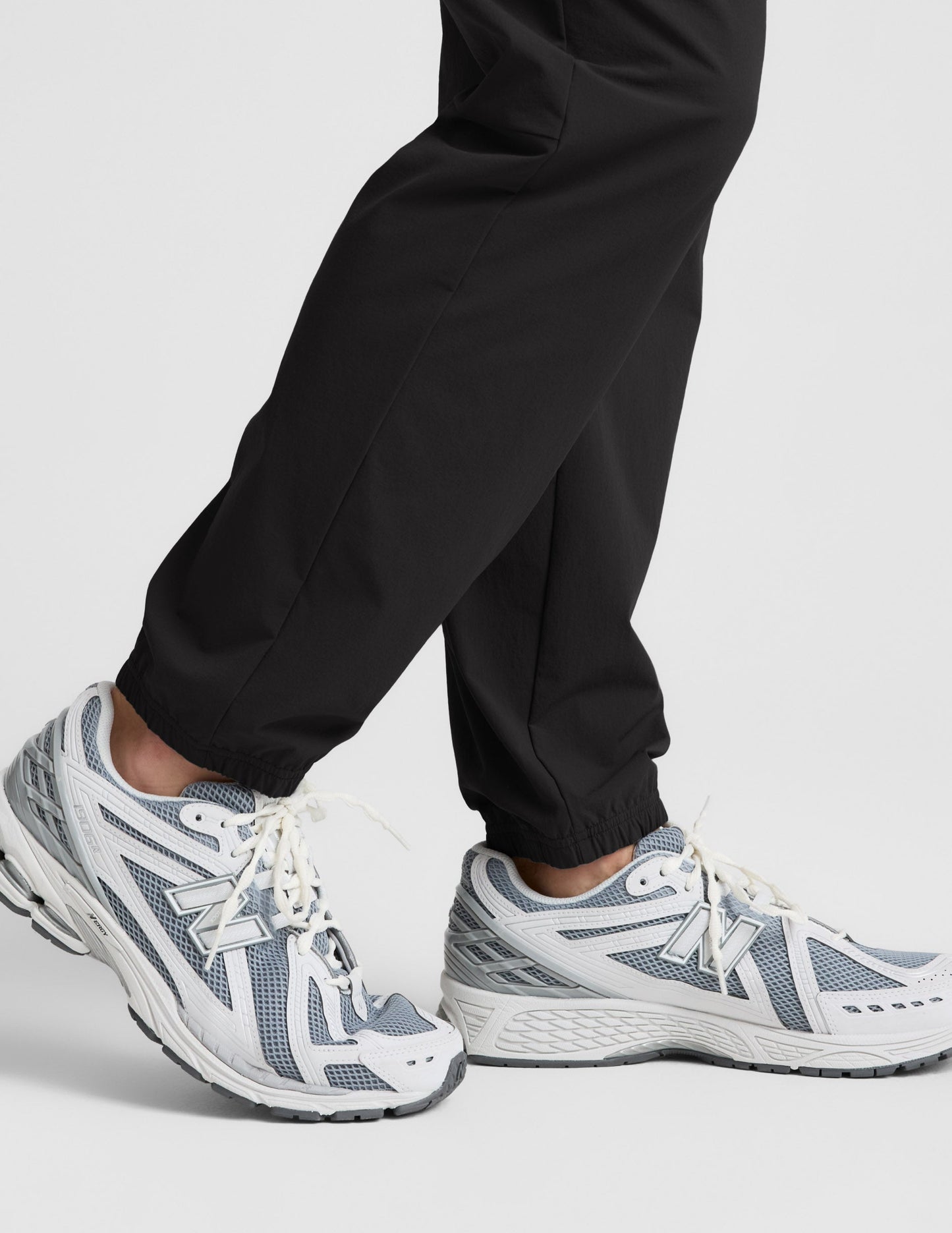 Beyond Yoga Men's Relaxed Fit On The Go Jogger - Black