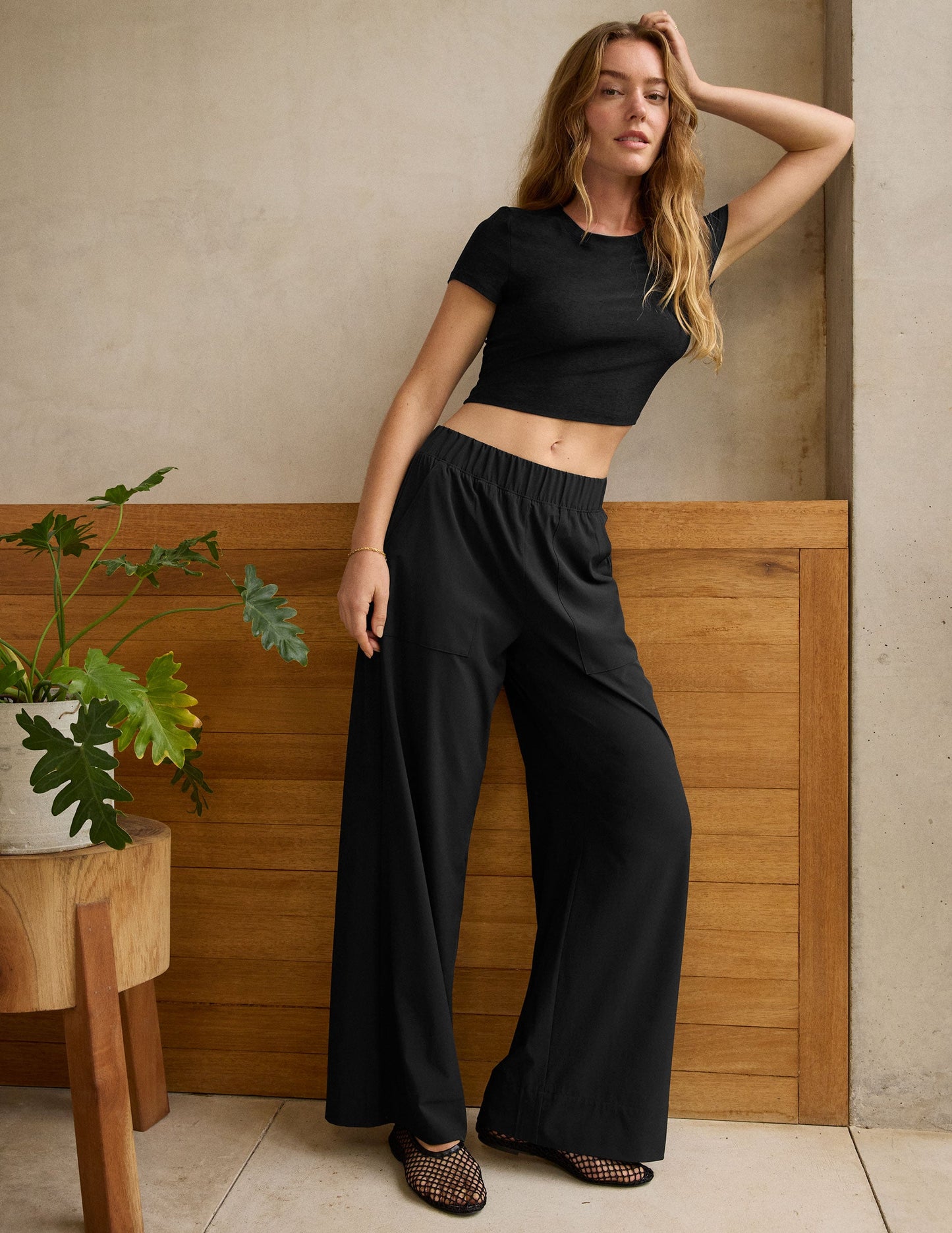 Beyond Yoga Women's Wide Leg Stretch Woven Pants - True Black