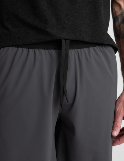 Beyond Yoga Men's Range Lined WarpLite Shorts - Graphite
