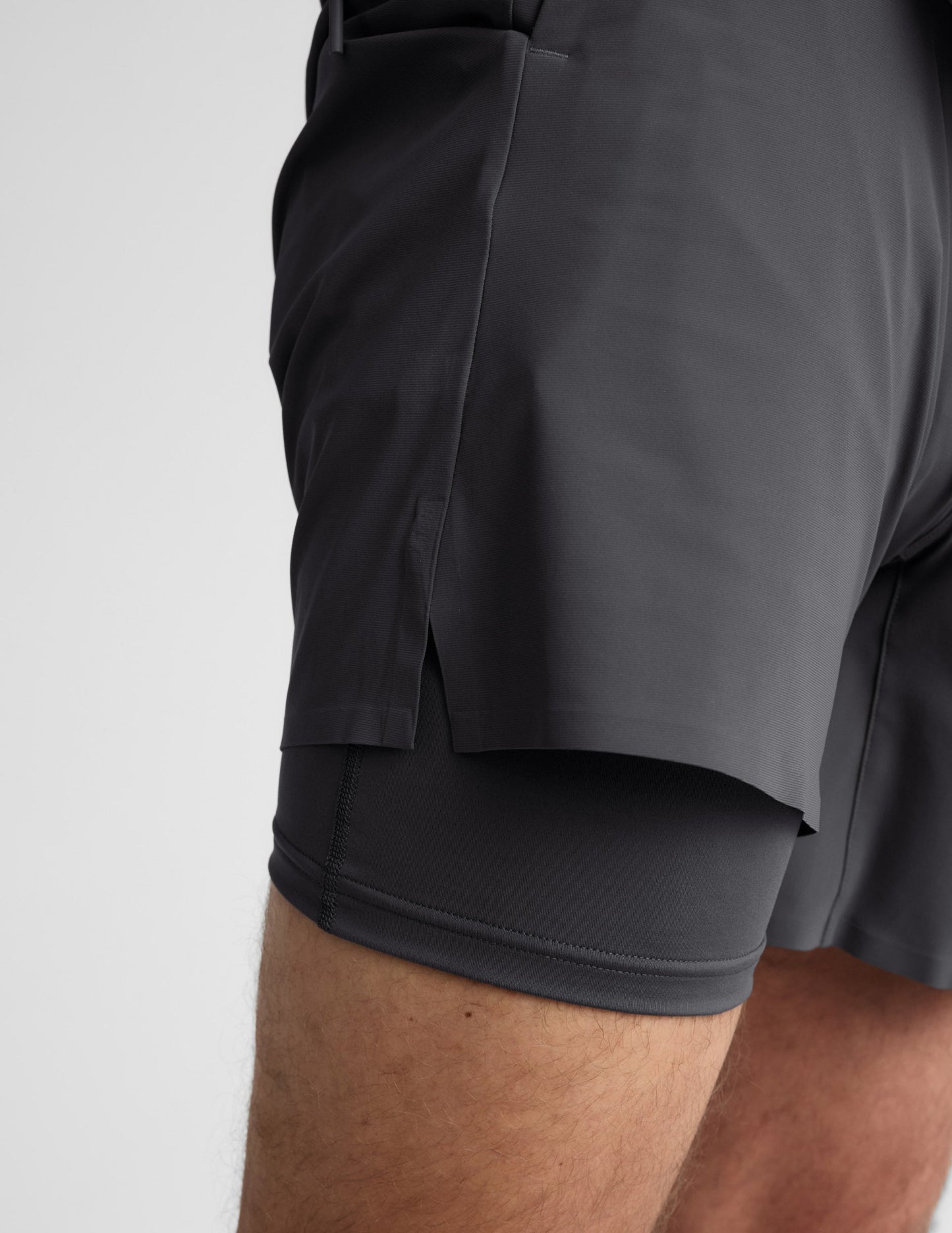 Beyond Yoga Men's Range Lined WarpLite Shorts - Graphite
