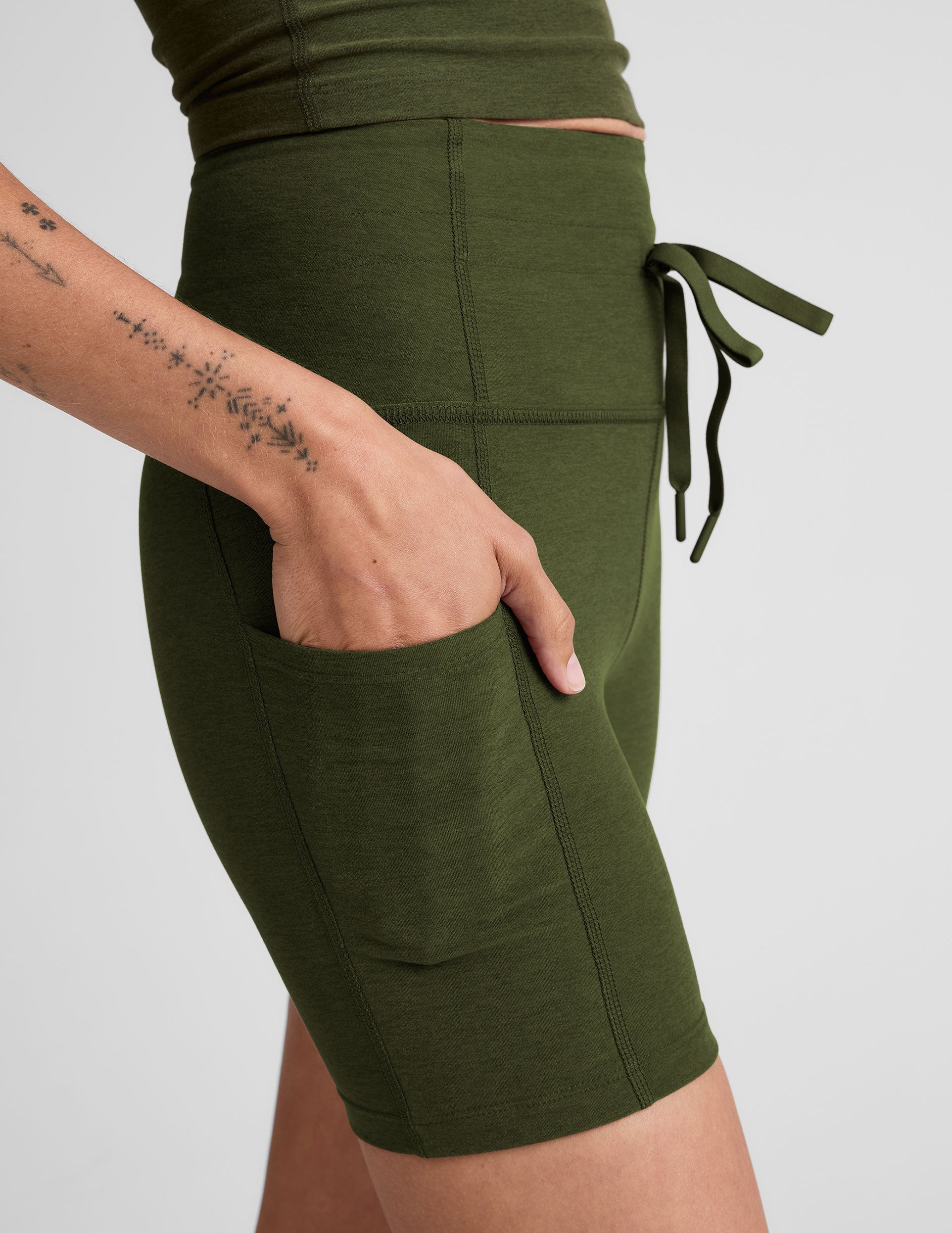 Beyond Yoga Women's High Waisted Pocket Spacedye Shorts - Army Green
