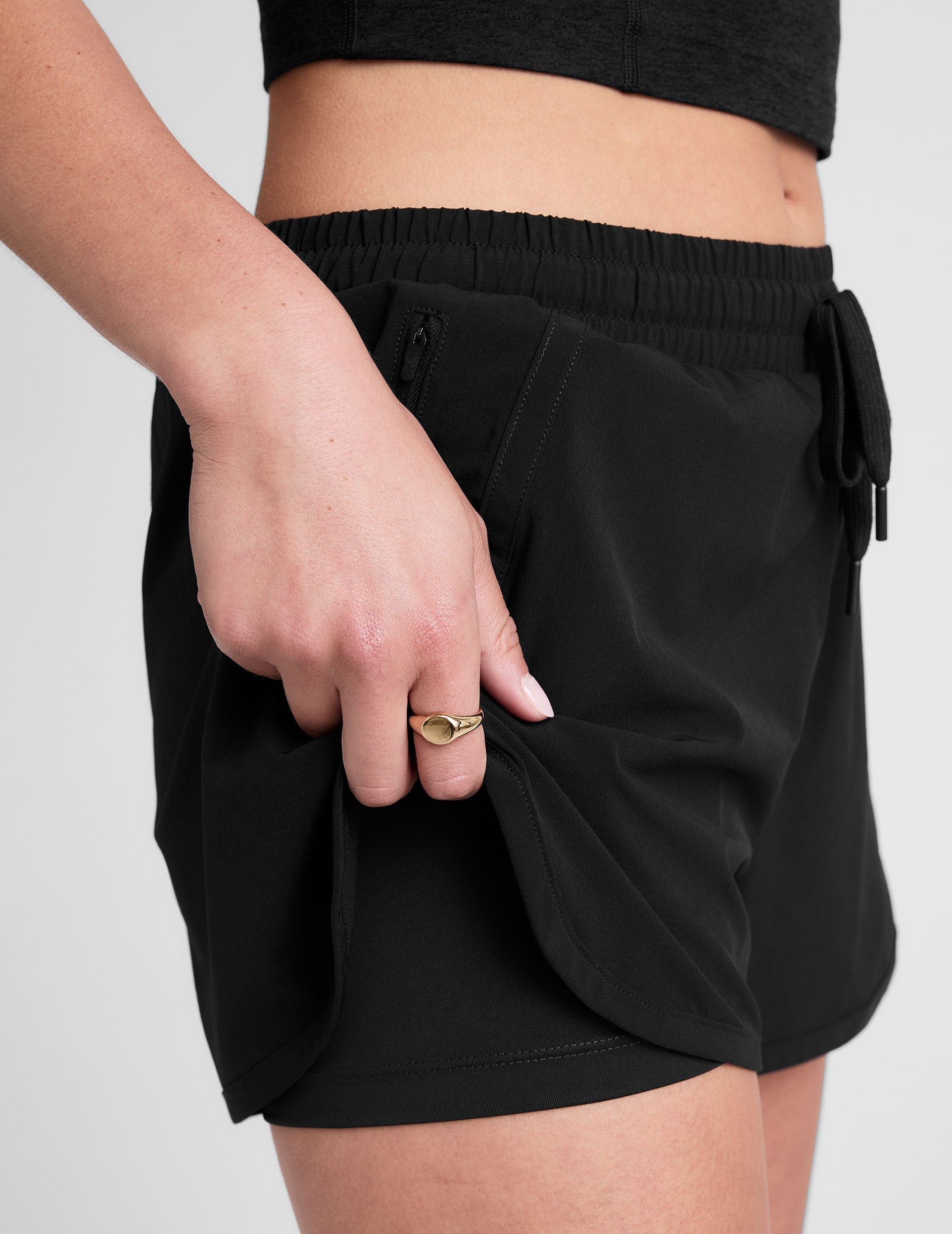 Beyond Yoga Mid Rise 2.5-Inch The Course Shorts - True Black
– Beyond Yoga