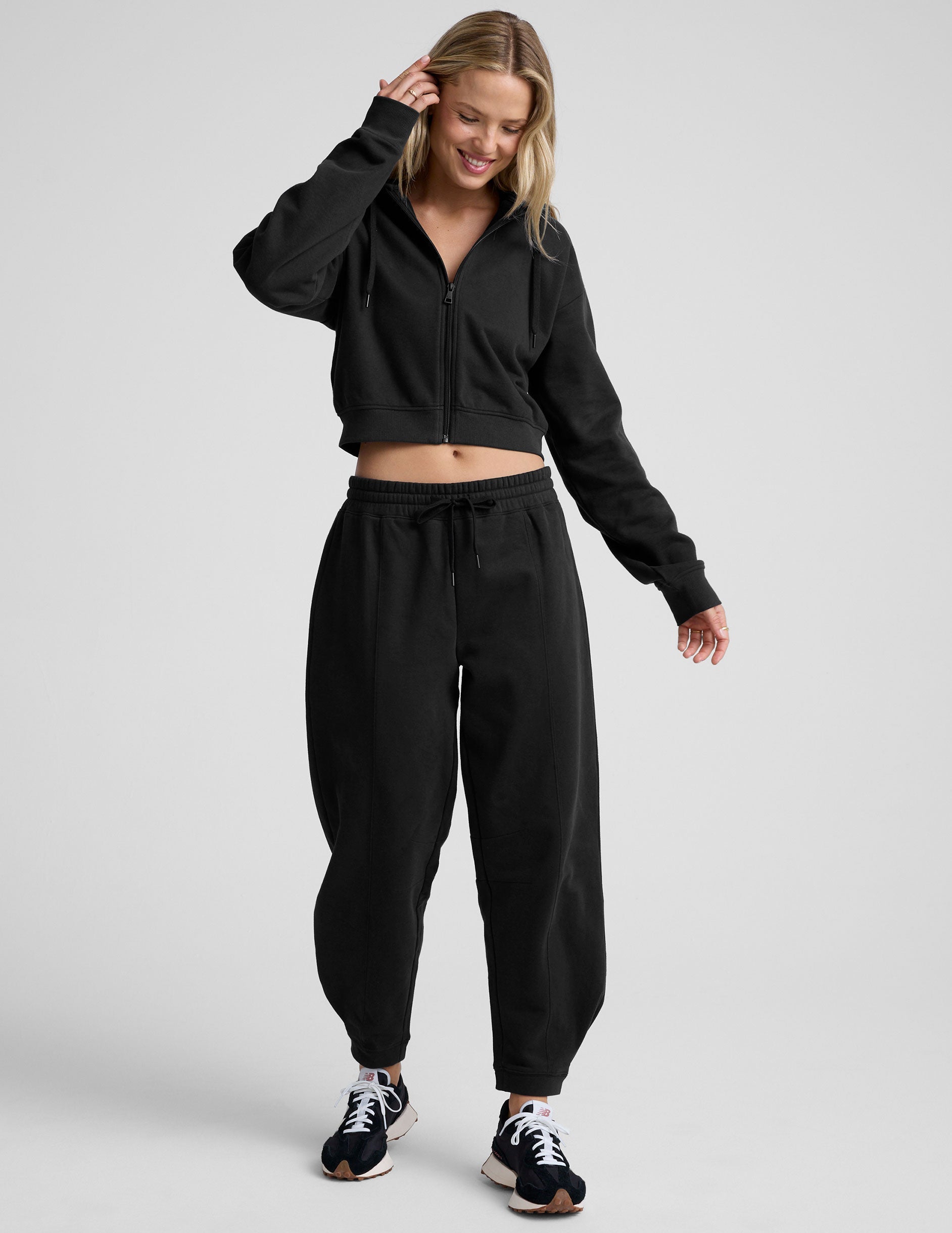 Beyond Yoga Mid-Rise Fleece Barrel Sweatpant - Black