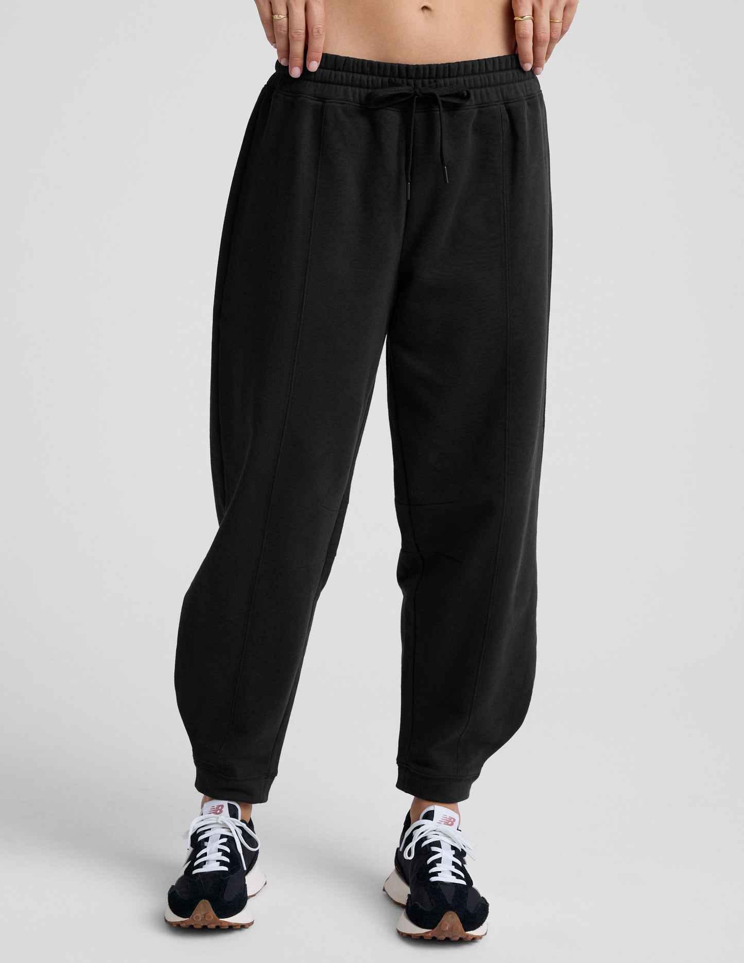 Beyond Yoga Mid-Rise Fleece Barrel Sweatpant - Black