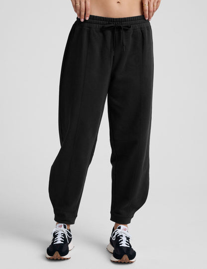 Beyond Yoga Mid-Rise Fleece Barrel Sweatpant - Black