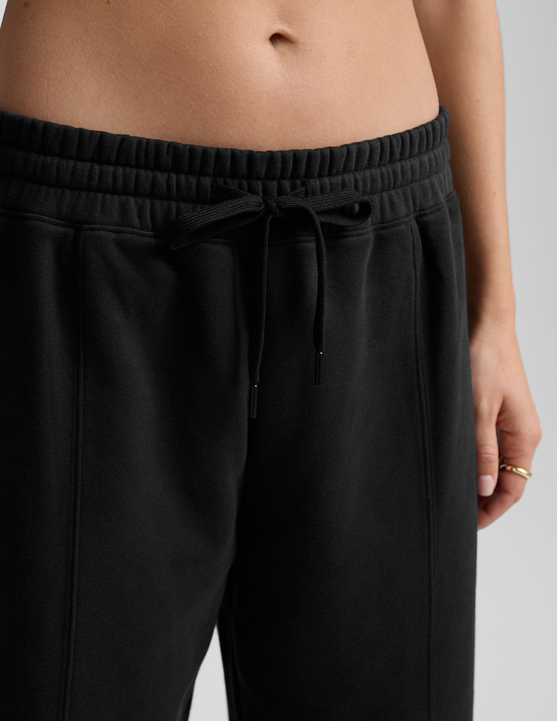 Beyond Yoga Mid-Rise Fleece Barrel Sweatpant - Black
