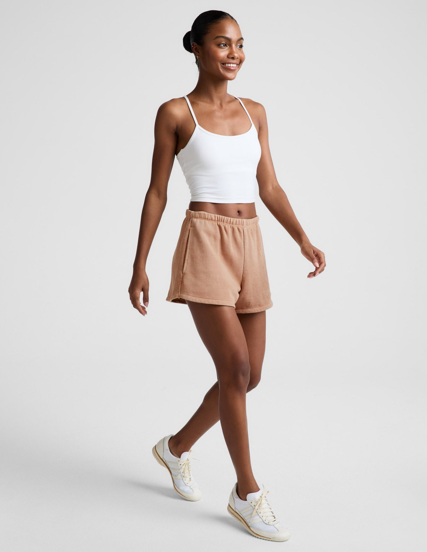 Beyond Yoga Women's Mid-Rise Fade Out Shorts - Tan