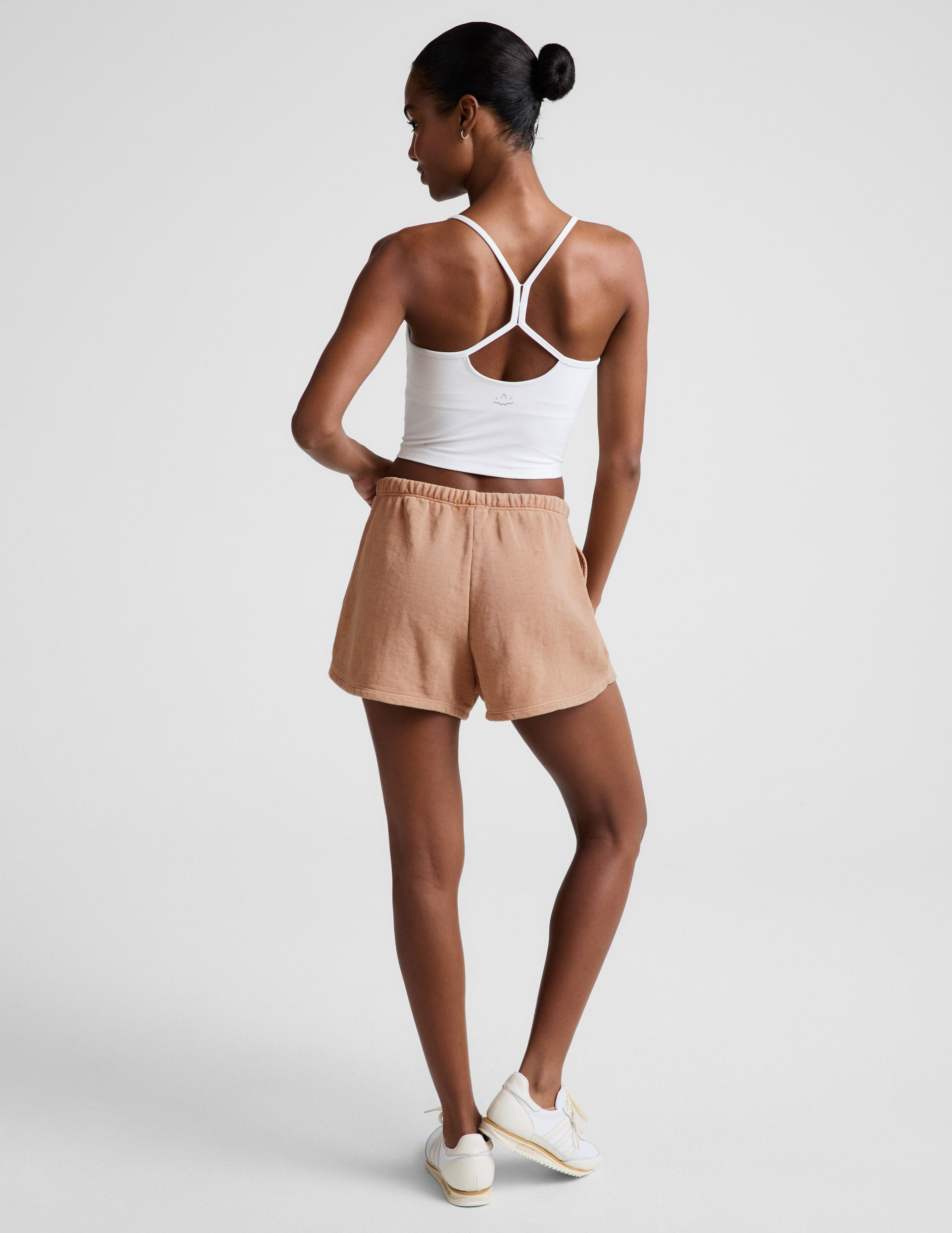 Beyond Yoga Women's Mid-Rise Fade Out Shorts - Tan