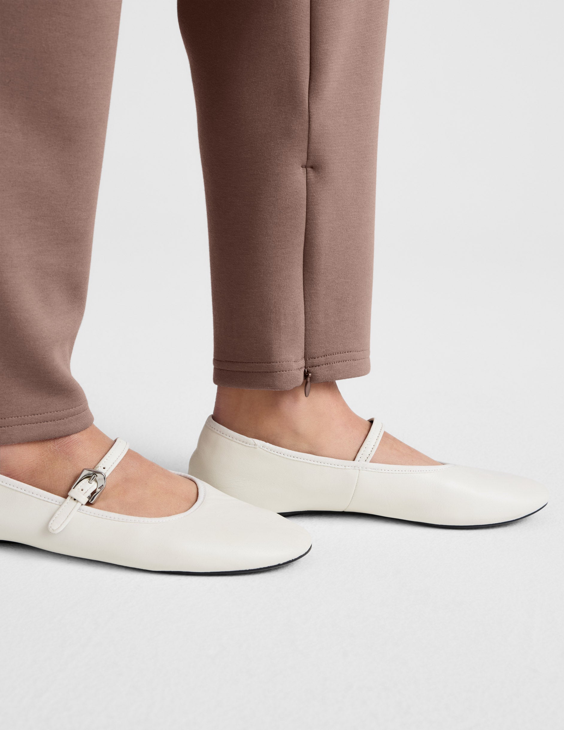 Beyond Yoga Women's Tapered Ankle SoftSpring Pants - Rosey Taupe