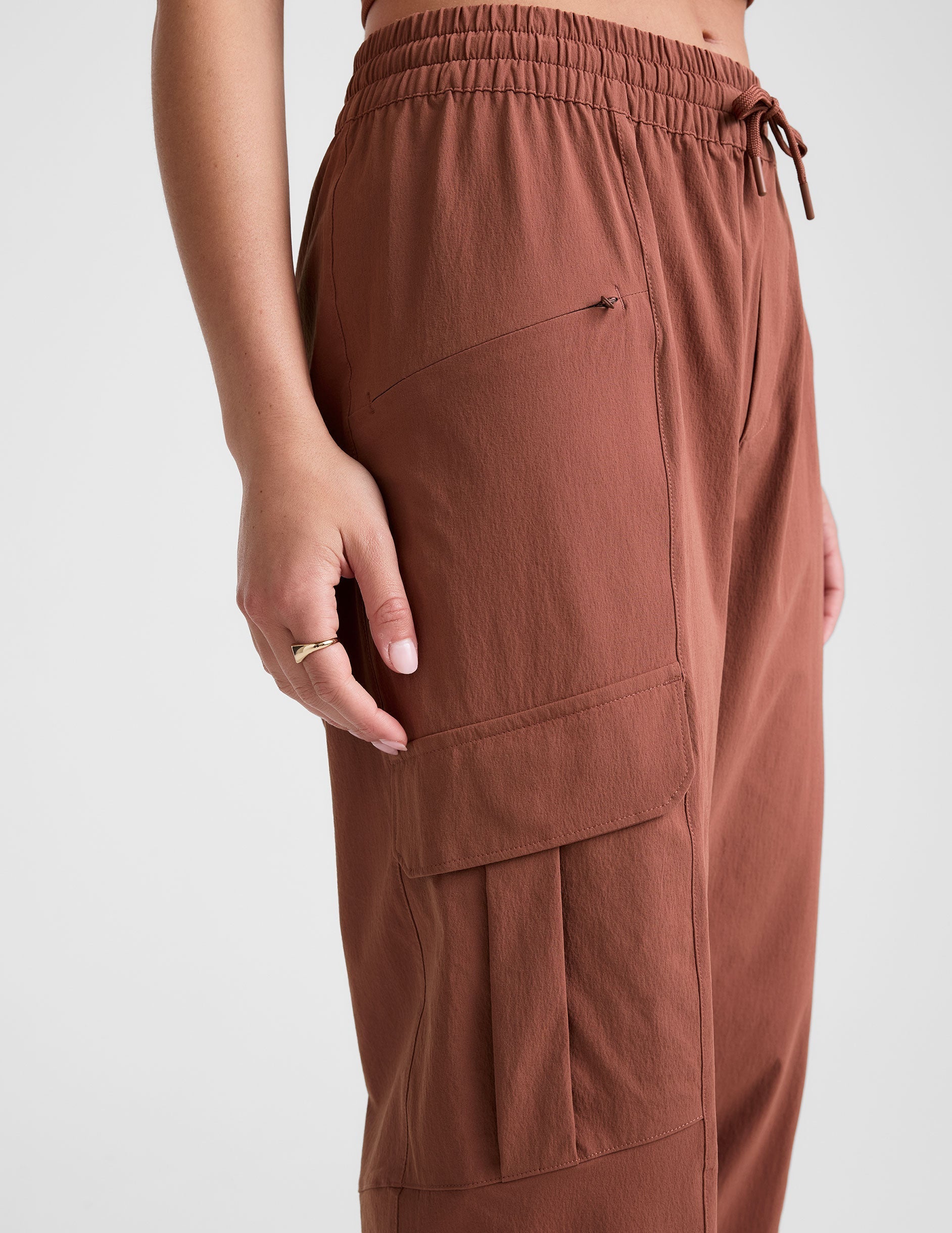 Beyond Yoga Women's Peak Cargo Pants - Opulent Auburn