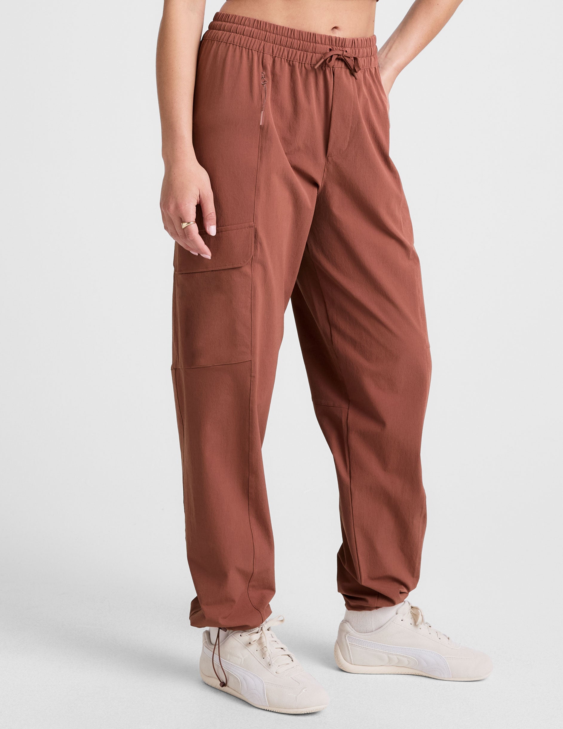 Beyond Yoga Women's Peak Cargo Pants - Opulent Auburn