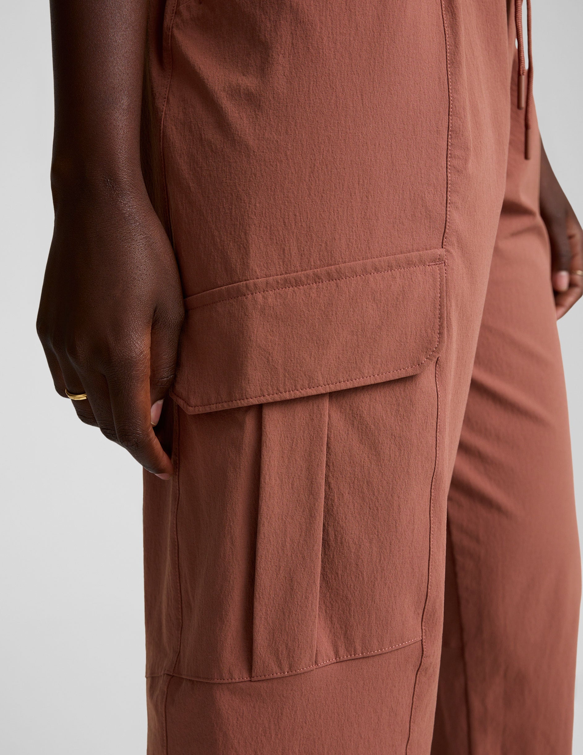 Beyond Yoga Women's Peak Cargo Pants - Opulent Auburn