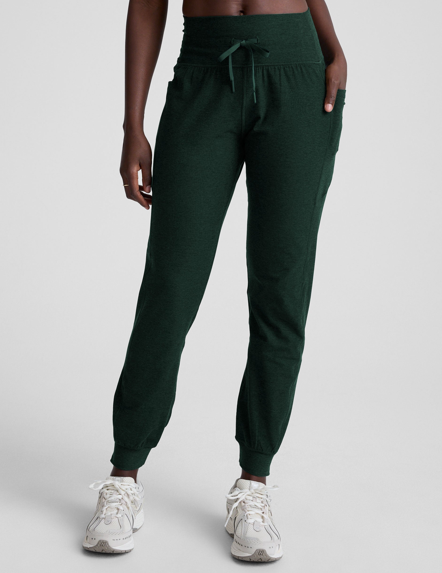 Beyond Yoga Women's High Waisted Pocket Spacedye Jogger - Green