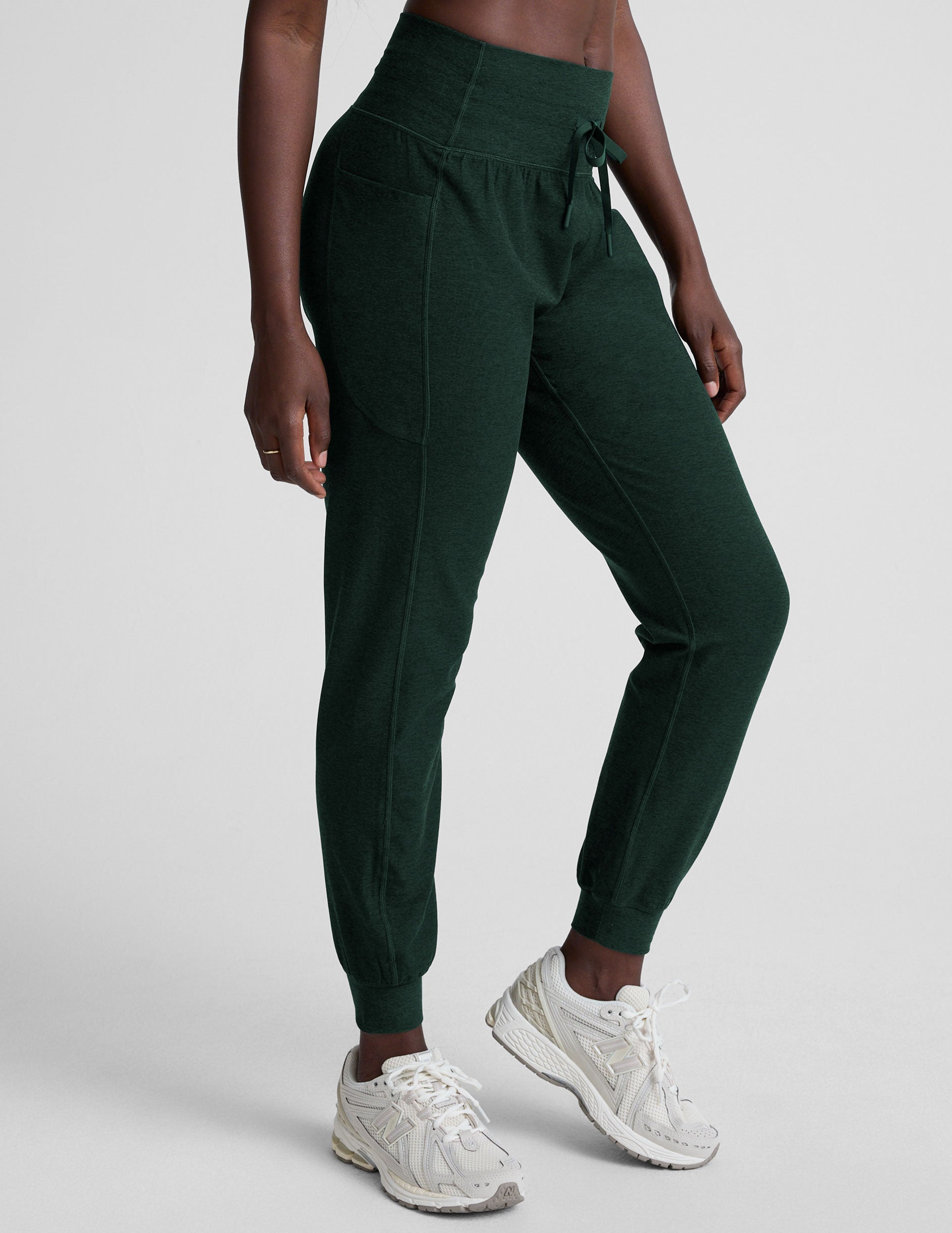 Beyond Yoga Women's High Waisted Pocket Spacedye Jogger - Green